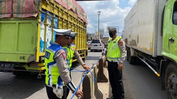 Satlantas Polres Banyuasin Pasang Water Barrier di Batas Kota