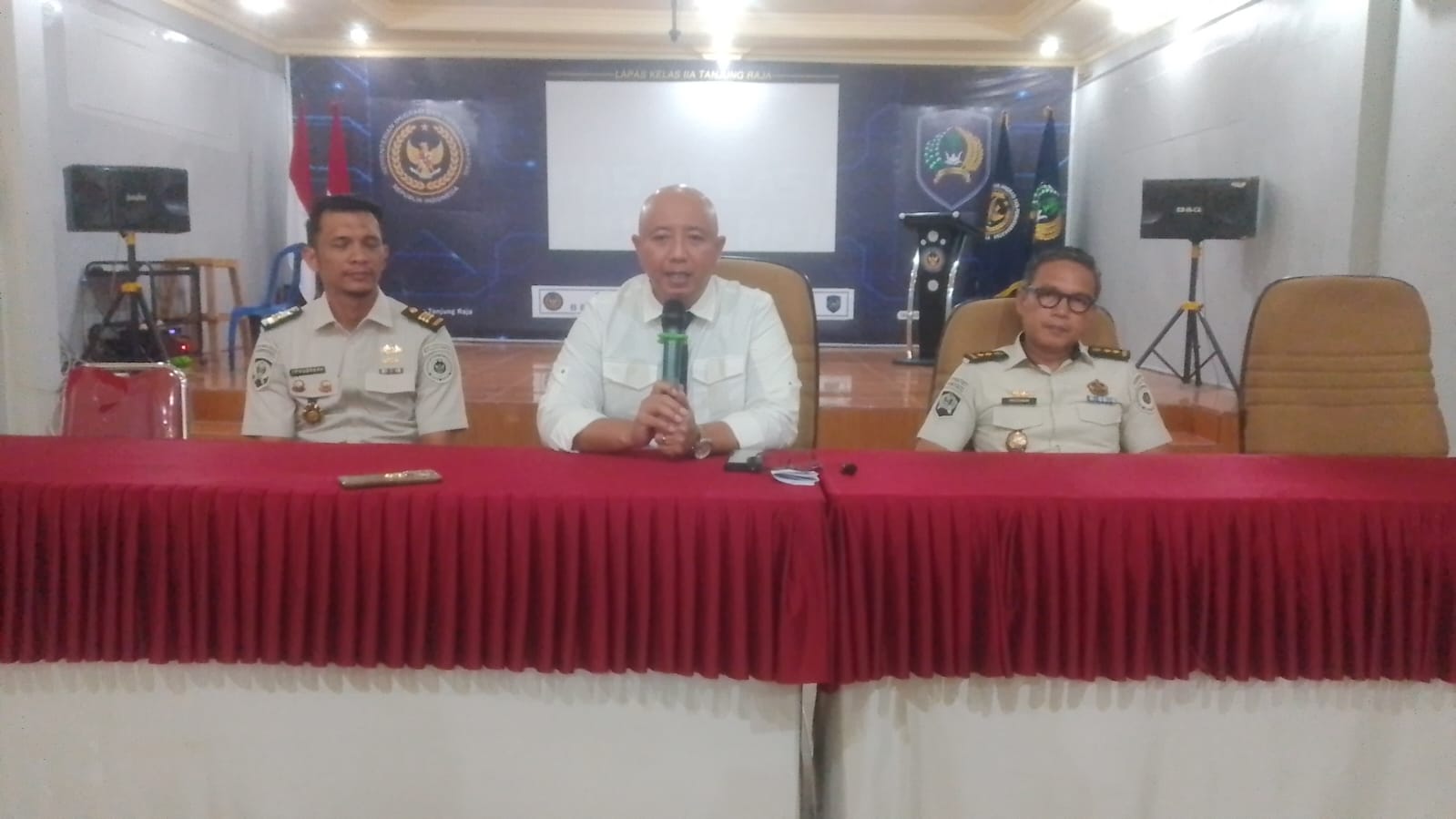 Kalapas Tanjung Raja Akui Lalai, Napi Viral Pakai HP di Balik Jeruji Langsung Dijatuhi Sanksi Ini