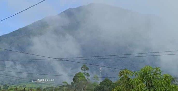 Pesona Gunung Dempo Pagaralam: Keindahan Berkabut di Pagi Hari yang Memikat Wisatawan