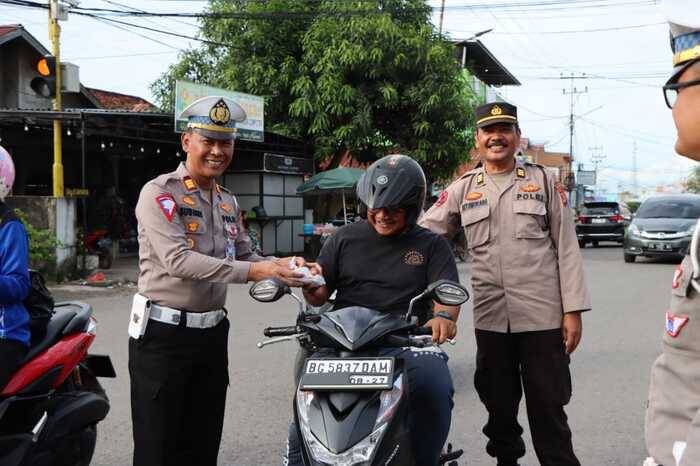 Dikira Ada Razia, Ternyata Ini yang Dilakukan Polisi..