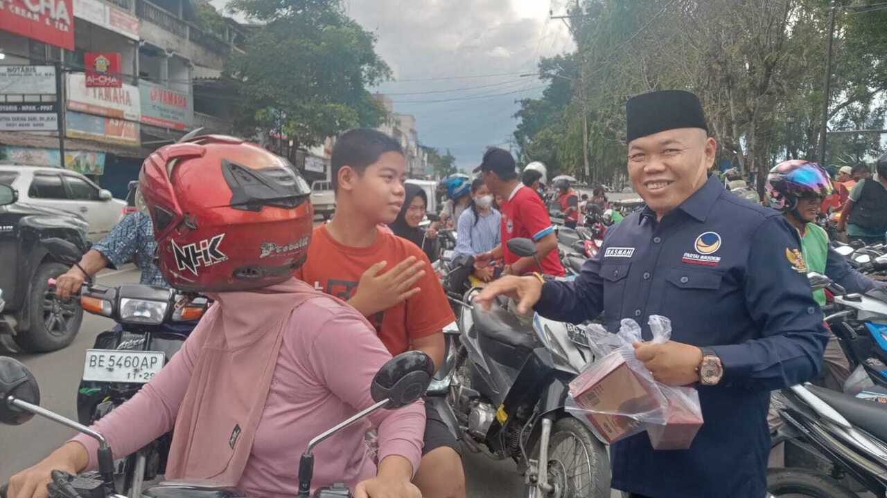 DPD NasDem Muara Enim Bagikan 500 Takjil