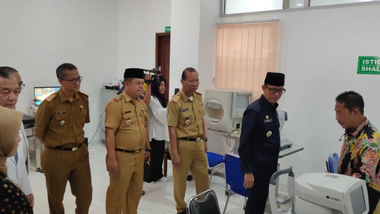 Teddy Resmikan Klinik Mata BSEC