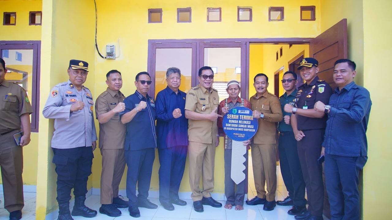 Wujudkan Hunian Layak Warga, Serah Terima Kunci Rumah Kepada Warga Berpenghasilan Rendah