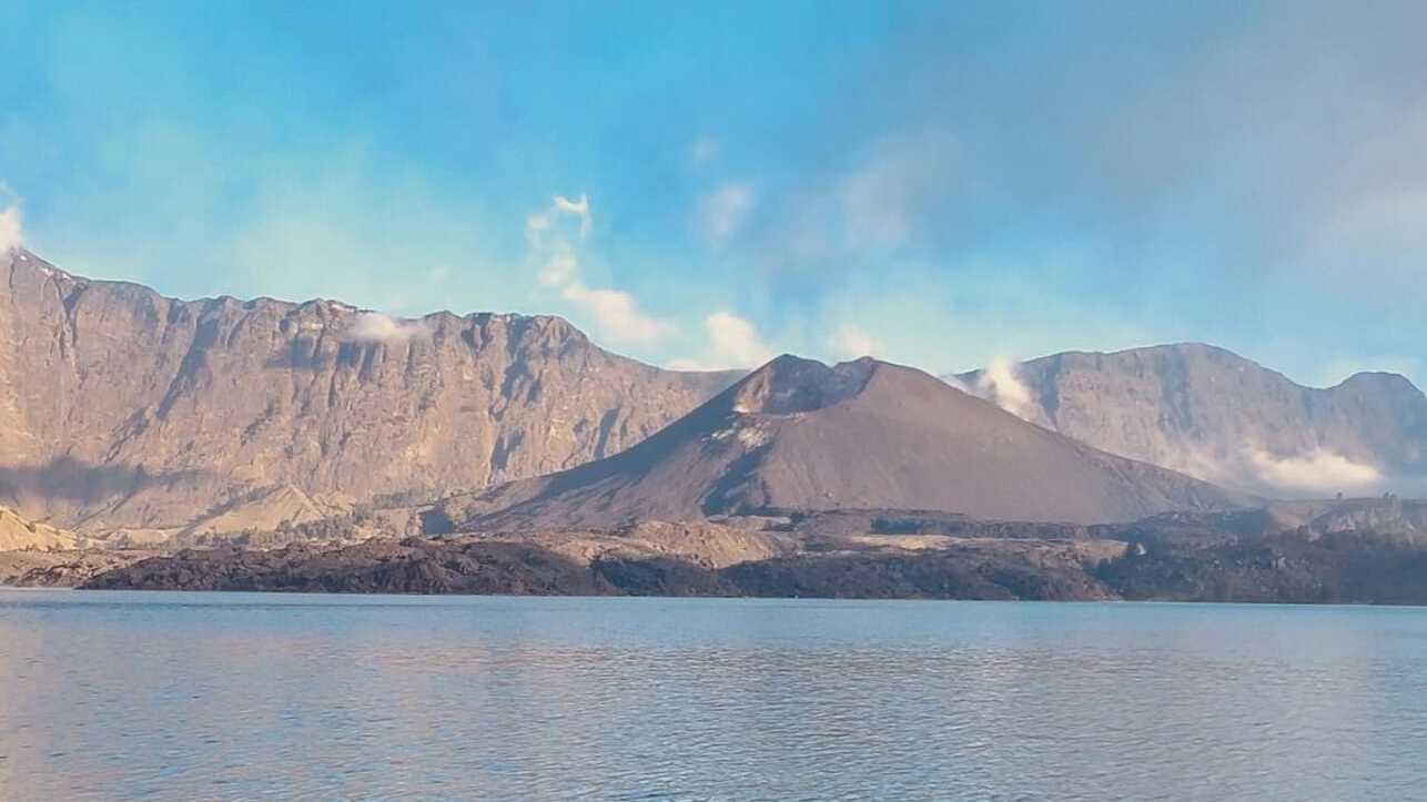 Eksplorasi Keindahan Danau Segara Anak di Kawah Rinjani: Surga Berkemah di Ketinggian 2000 mdpl