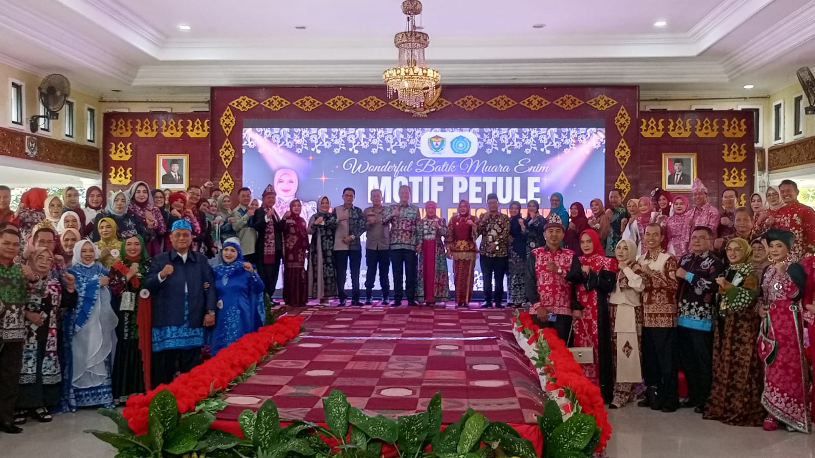 Fashion Show Batik Petule Meriahkan Peringatan Hari Ibu