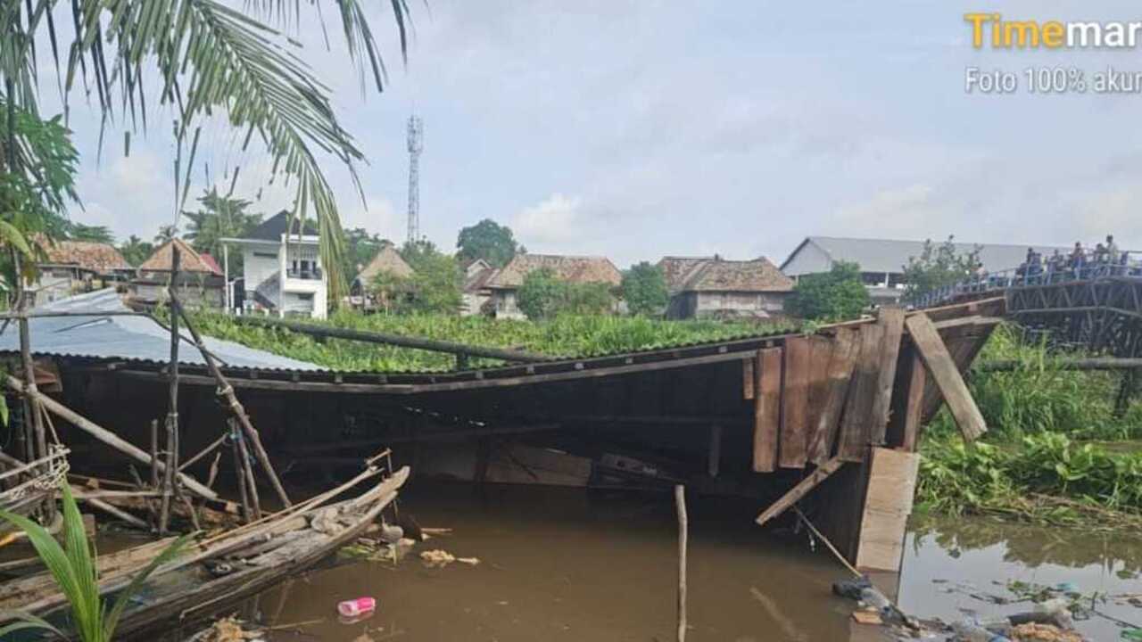 Satu Unit Rumah di Bantaran Sungai Belanti OKI Roboh Diterjang Eceng Gondok