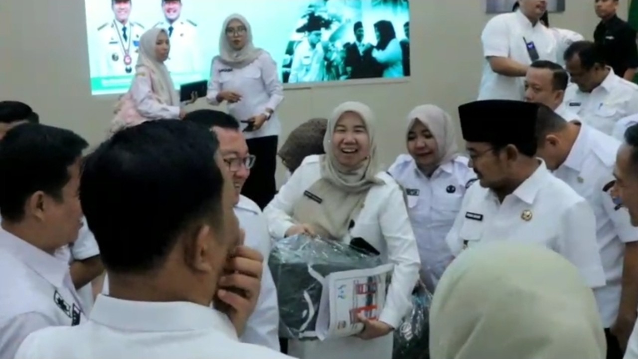 Ratu Dewa–Prima Salam Bagikan Kain Kafan Saat Evaluasi Akhir Tahun: Simbol Pengingat Tanggung Jawab Kepala OPD