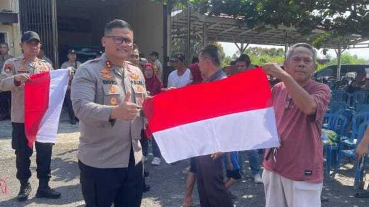 Kapolres OKU Bagikan Benderah Merah Putih Ke Masyarakat