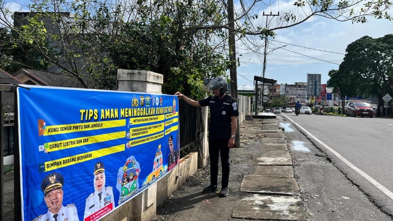Satgas Humas Pasang Spanduk Himbauan Mudik Aman