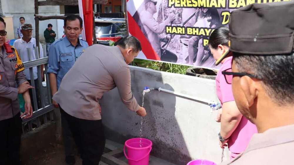 HUT Bhayangkara ke-78: Polres Prabumulih Bantu Atasi Krisis Air Bersih di Perumnas Griya Sriwijaya