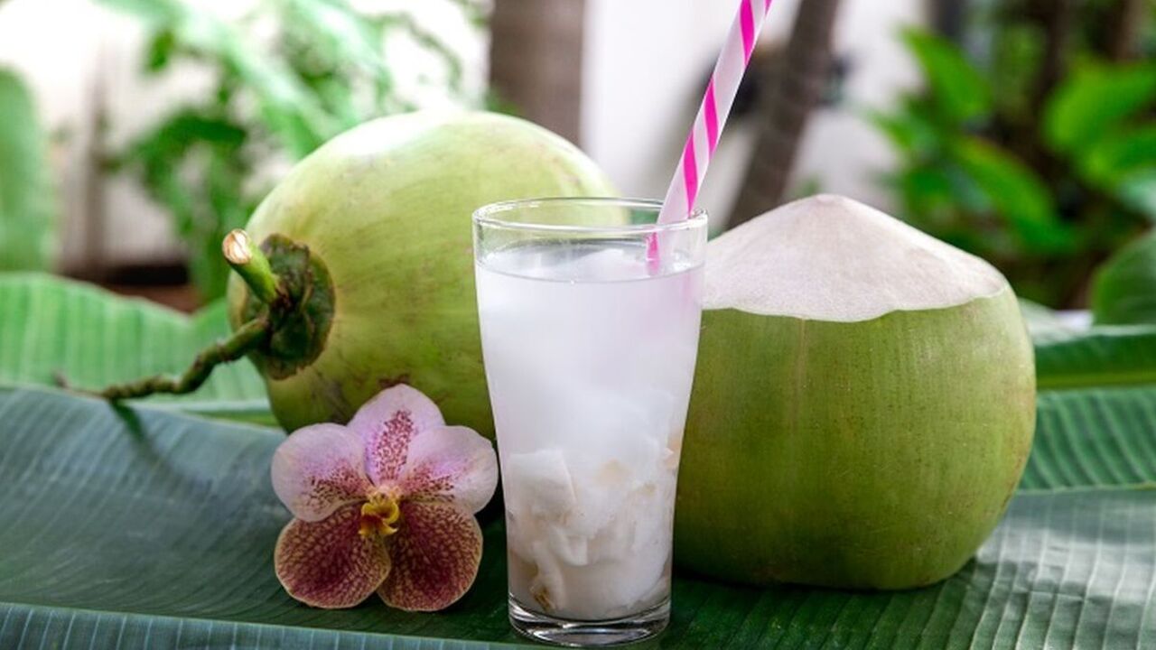 Es Kelapa Muda, Minuman Segar yang Tetap Diminati Masyarakat