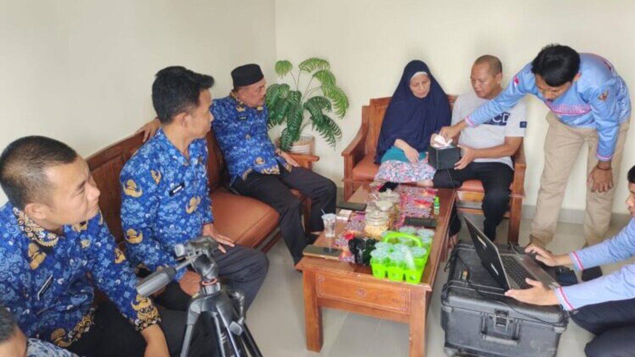 Disdukcapil OKU Jemput Bola Rekam KTP Warga Rentan