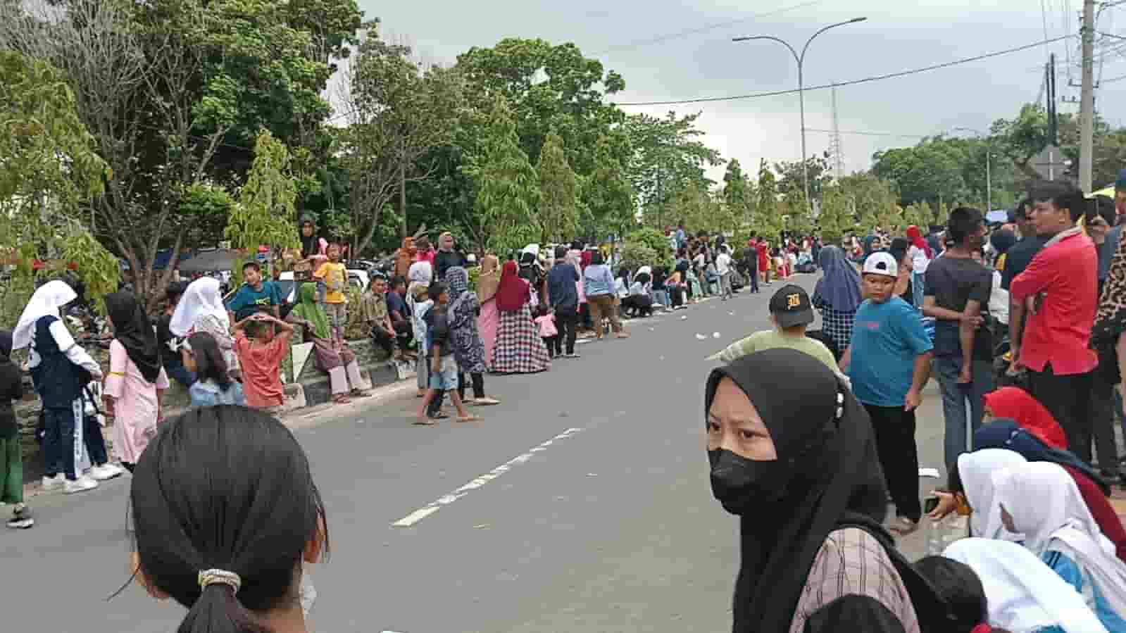 Antusias Menonton Lomba, Masyarakat Kabupaten OKI Padati Sisi Jalan