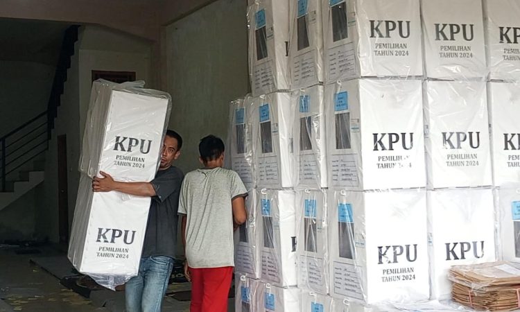 KPU OKU Lindungi Logistik dengan Plastik Saat Pendistribusian