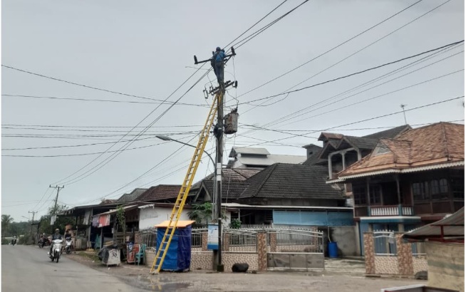 PLN ULP Kayu Agung Tingkatkan Keandalan Listrik di Tulung Selapan Lewat Uprating Penyulang Tenggiri
