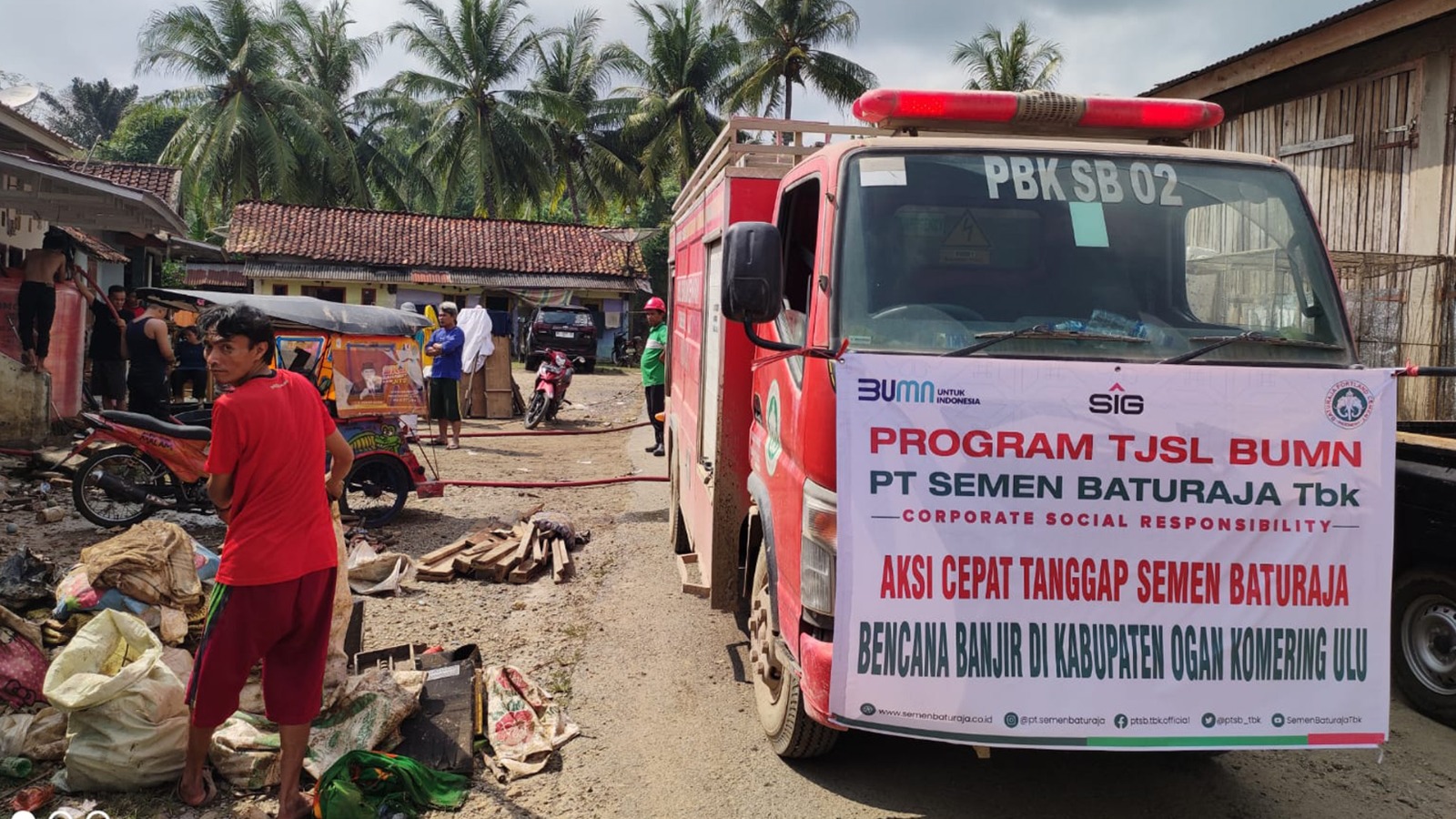 Semen Baturaja Distribusikan 107.500 Liter Air Bersih ke Korban Banjir