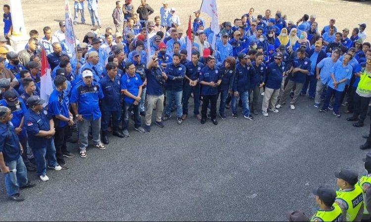 Gaji Tak Kunjung Dibayar, Ratusan Karyawan PT Mitra Ogan Unjuk Rasa
