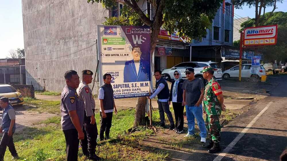 Ribuan Alat Peraga Kampanye Caleg Dicopot Paksa Bawaslu Prabumulih