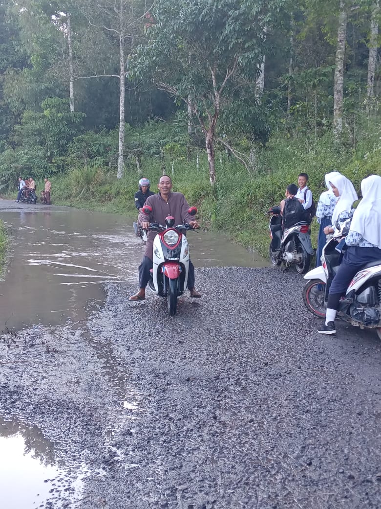 Jalan Penghubung Kecamatan Paiker - Ulu Musi Amblas, Masyarakat Minta Perbaiki