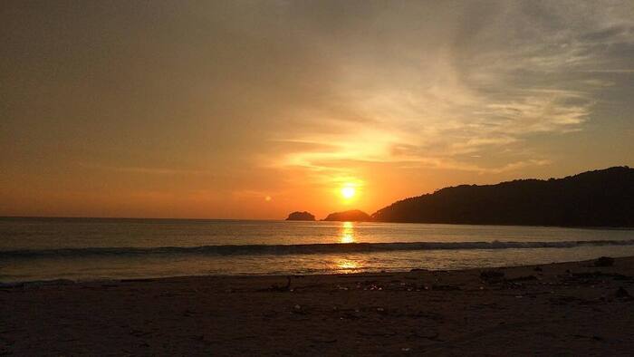 Keindahan Memikat Pantai Lambaro, Surga Sunset dengan Laut Biru dan Pasir Putih