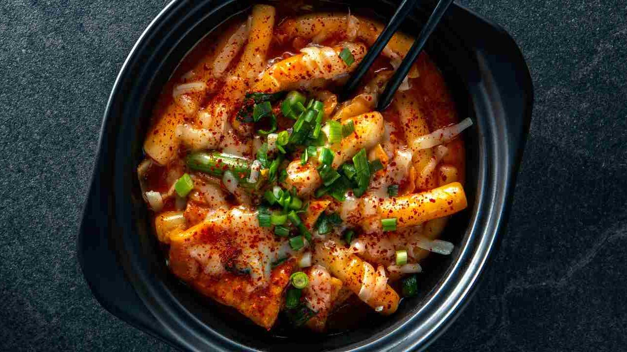 Tteokbokki, Cita Rasa Pedas Korea yang Mendunia dan Digandrungi Anak Muda