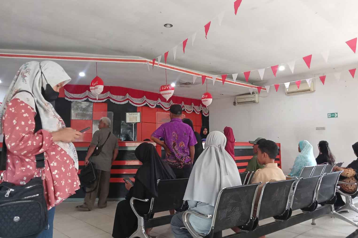 Dana PKH ‘Cair’ Warga Serbu Kantor Pos