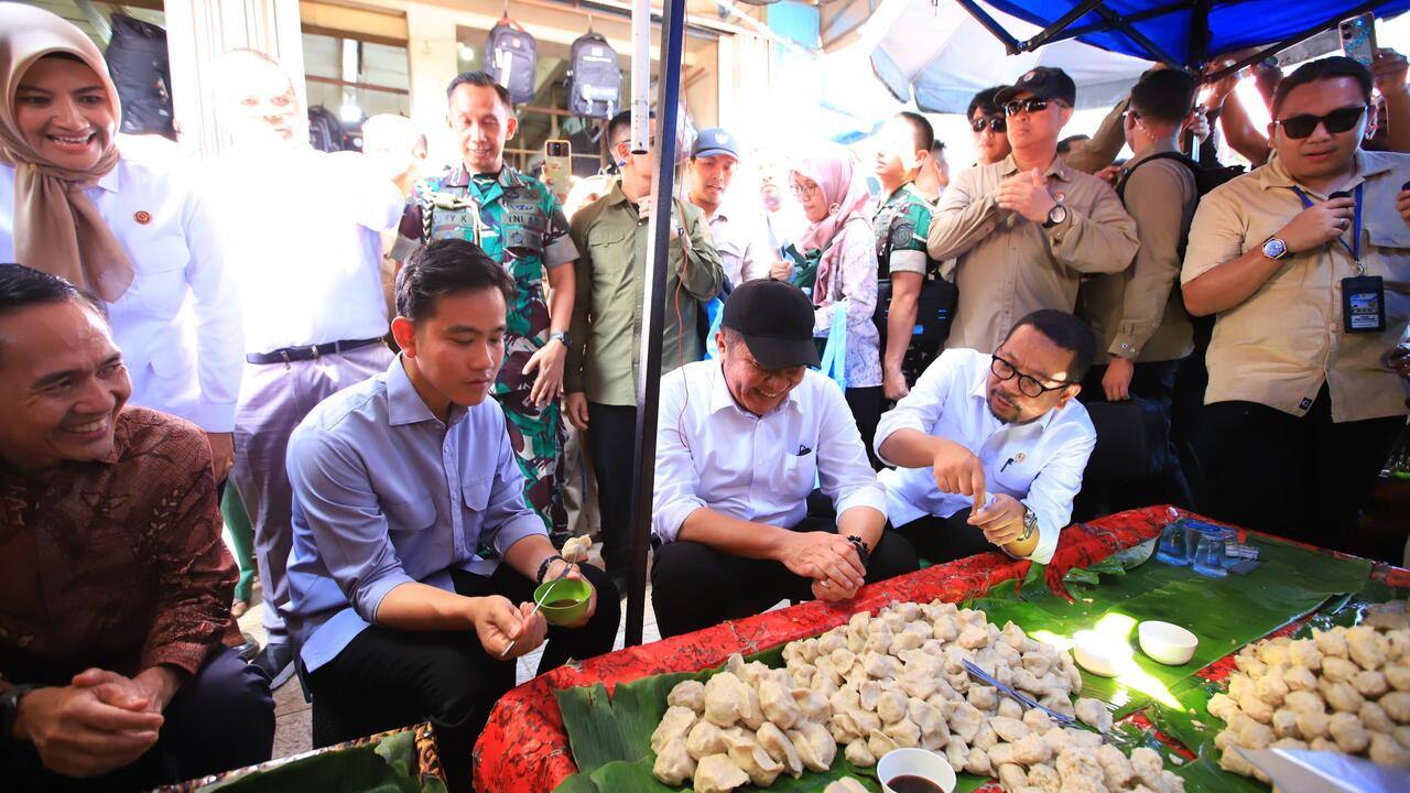 Didampingi Gubernur Herman Deru, Wapres Gibran Tinjau Pasar 16 Ilir, Serap Aspirasi Pedagang dan Nikmati Pempe