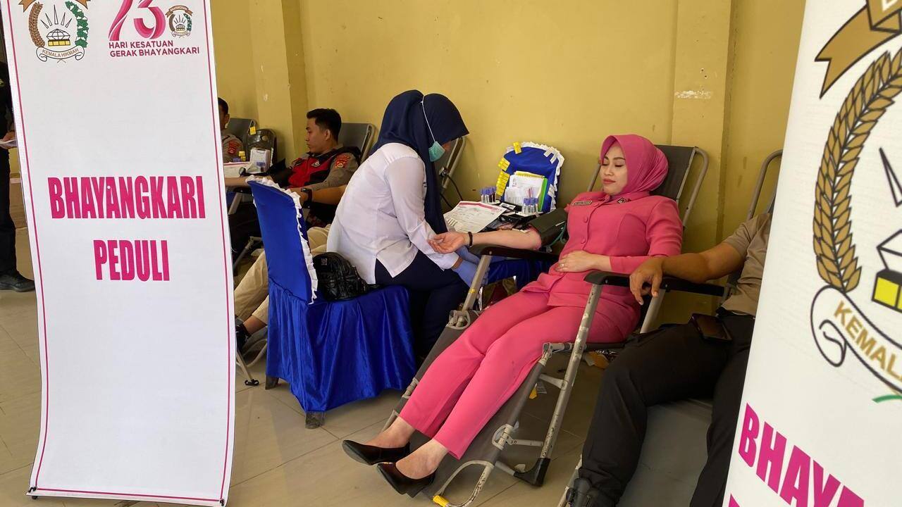 HUT Bhayangkara ke-79, Polres Ogan Ilir Gelar Donor Darah dan Sunat Massal