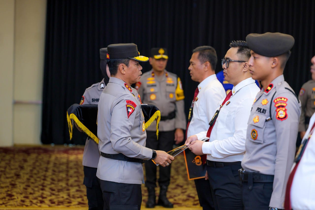 5 Personil Polres Muba dapat Pin Emas dari Kapolda Sumsel