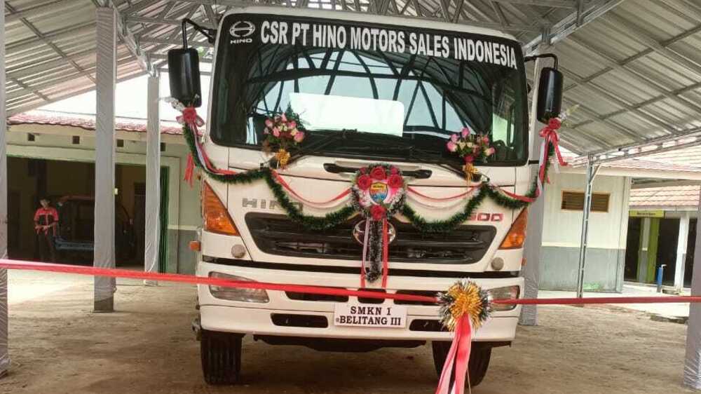 SMK Negeri 1 Belitang III Terima CSR Truk Hino500 Series untuk Pengembangan Pendidikan Otomotif