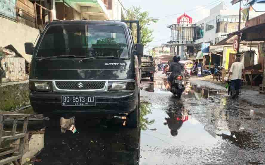 Selokan Mampet, Air Pembuangan Genangi Jalan di Muara Enim