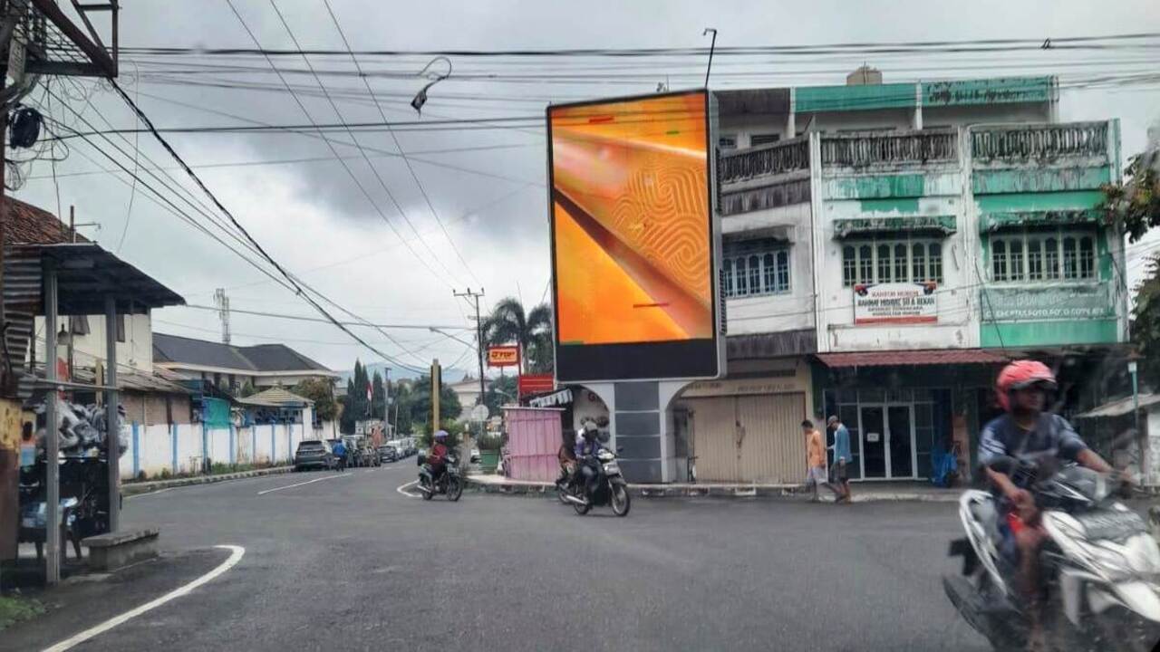 Dinilai Langgar Peraturan, Videotron, Reklame Rokok Jadi Sorotan Warga