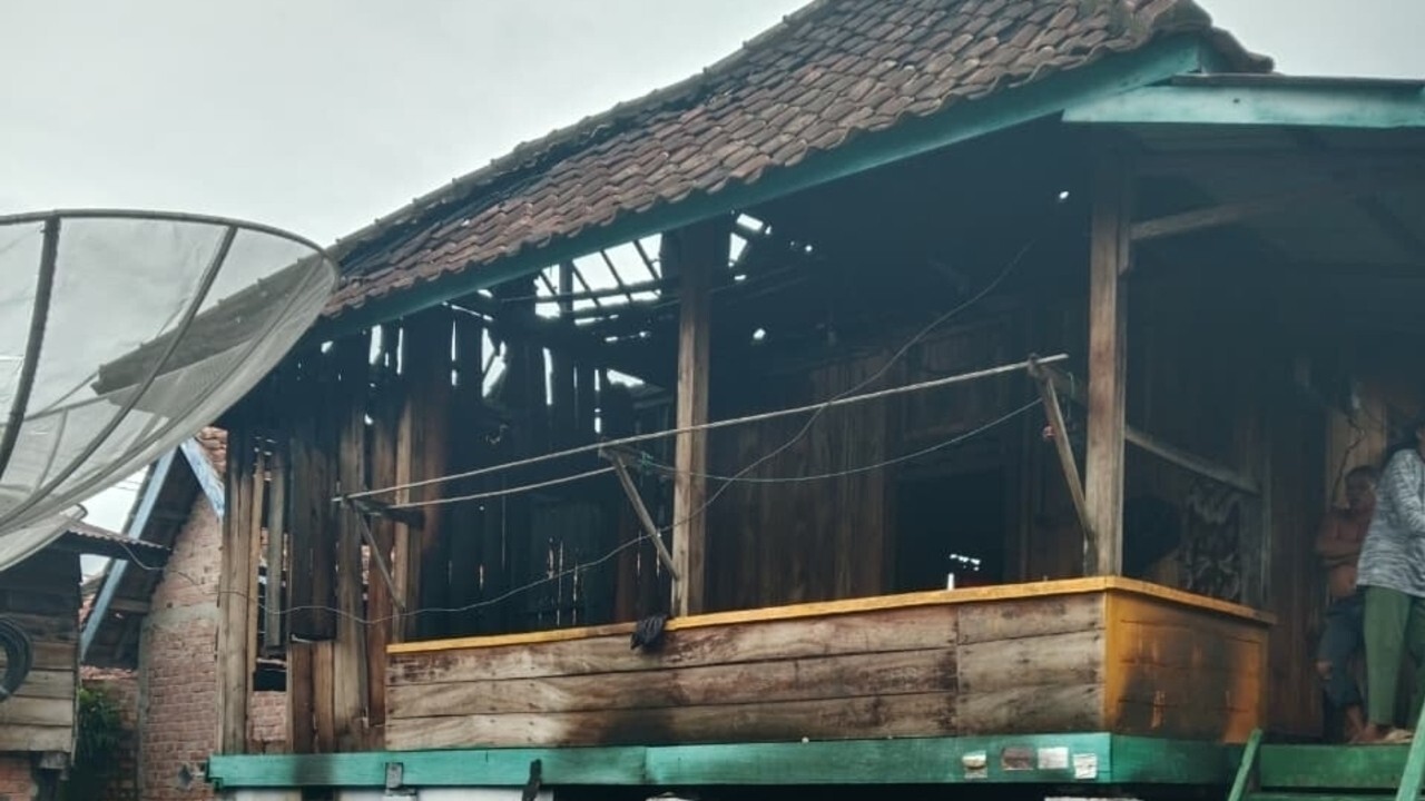 Korsleting Listrik, Rumah Panggung Terbakar Dini Hari
