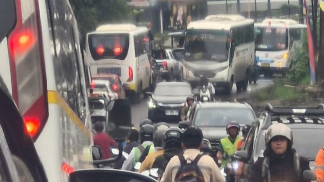 Warga Keluhkan Bus Karyawan Sebabkan Kemacetan