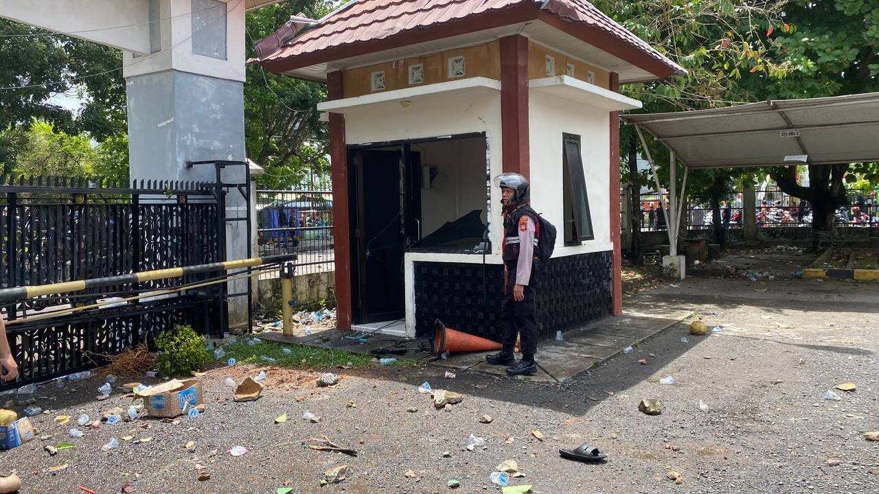 Pos Penjagaan di DPRD OKU Hancur Dirusak Massa