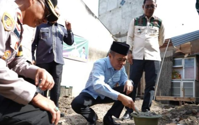 Wabup Meletakkan Batu Pertama Rumah Layak Huni dan Pemasangan Atap Rumah Tahfizh Hamalatul Qur'an