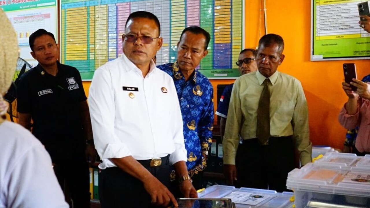 Pastikan Aman dan Sesuai Standar, Wali Kota Prabumulih Tinjau Langsung Pembagian MBG di SDN 1 dan SMPN 2, 