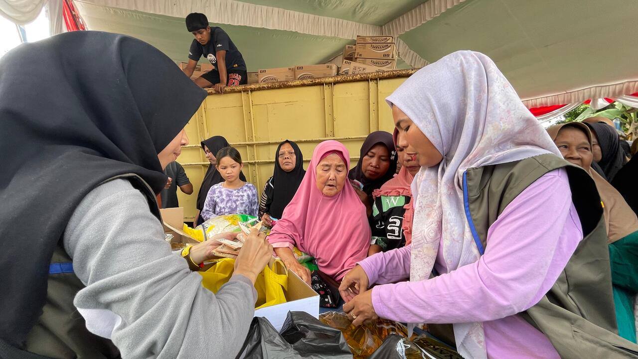 Bantuan Pangan Subsidi Disalurkan, Warga Hemat Hingga Rp20 Ribu per Paket.