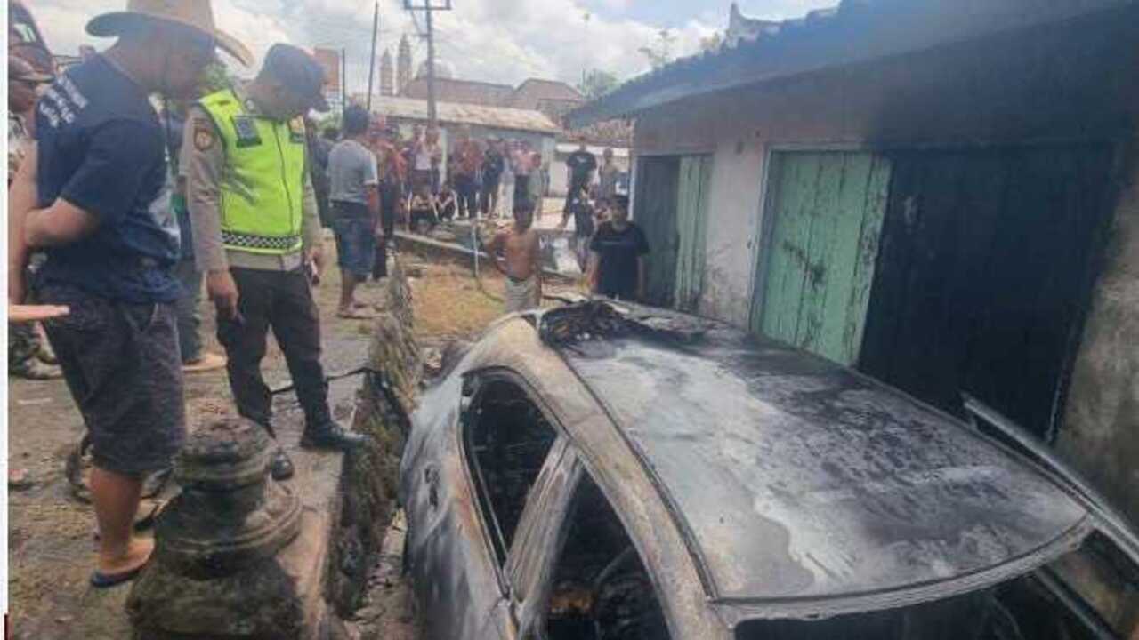 Mengantuk Saat Mudik, Mobil Keluarga Terbakar di OKU Timur — Seluruh Penumpang Selamat
