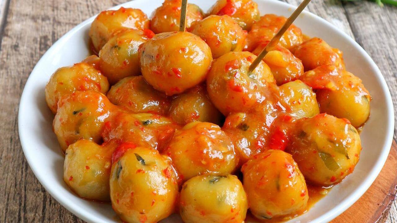 Cilok Pedas Saus Kacang : Camilan Jalanan yang Makin Digemari di Berbagai Kalangan