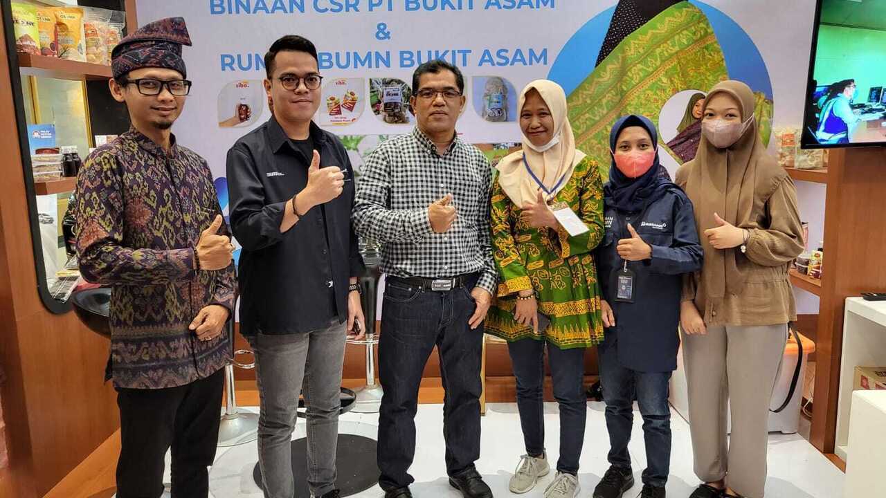 Tenun Tuan: Dari Warisan Keluarga Menuju Asa Pelestarian Budaya Palembang