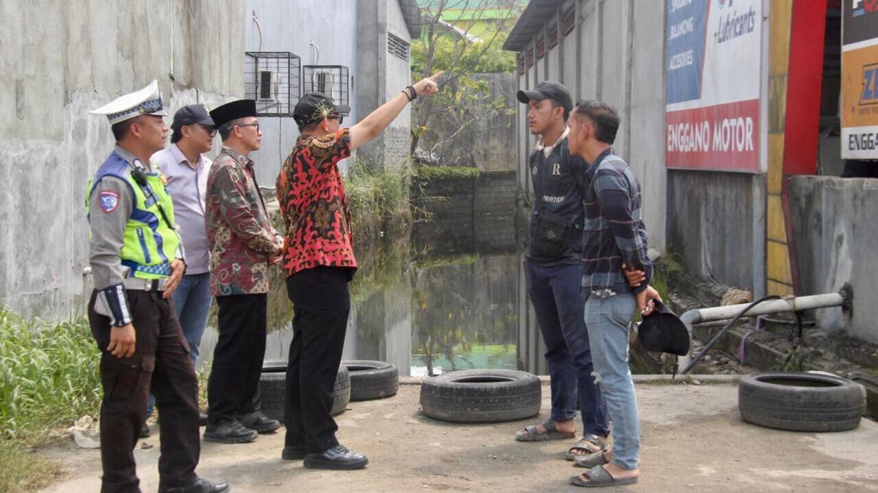 Bupati OKU Tinjau Pemasangan Box Culvert  di Jalan Lintas Sumatera