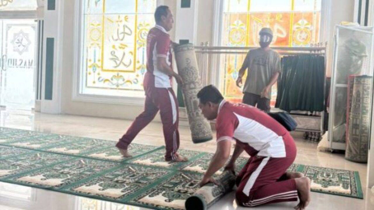 Semarak HUT Bhayangkara ke 79, Jajaran Polres OKU bersama Masyarakat Bersihkan Tempat-Tempat Ibadah