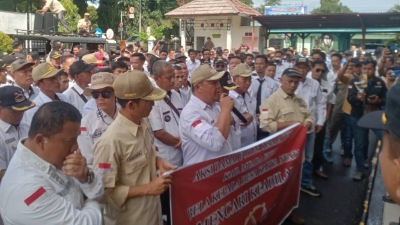 Ratusan Kades Geruduk PN dan Kantor Bupati Muara Enim