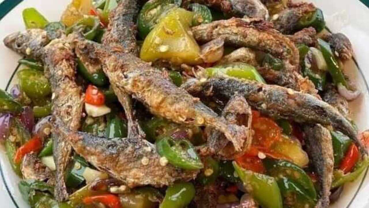 Layang Goreng Kering Siram Sambel Iris Bawang Sensasi Rasa Pedas dan Gurih yang Menggoda