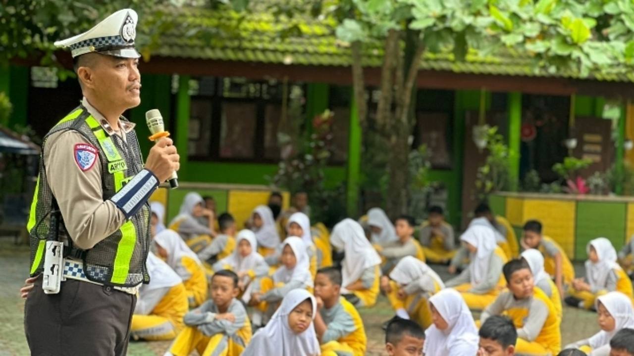 Polisi Sahabat Anak Eduksi Siswa Tertib Berlalu Lintas