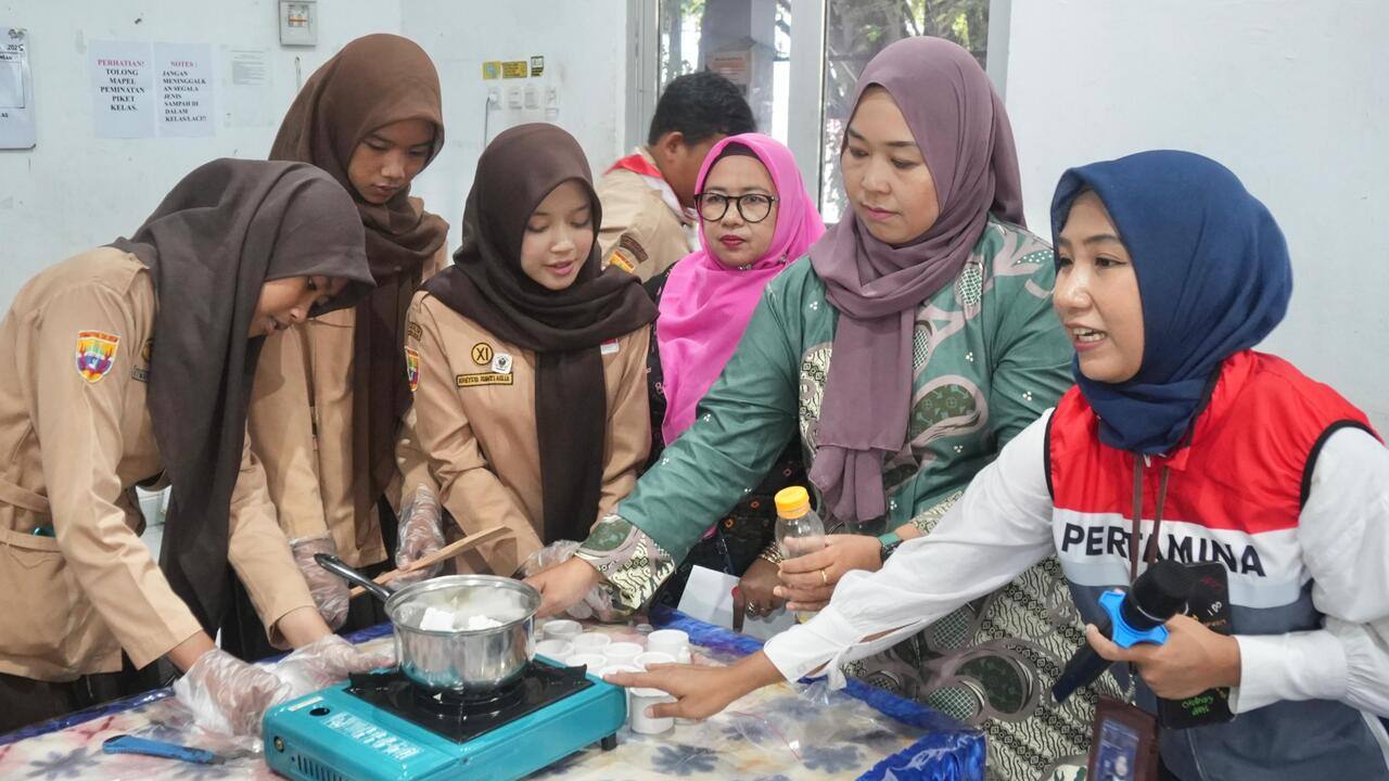 KWT Binaan Pertamina Ajarkan Kelola Sampah Organik di SMAN 14 Palembang