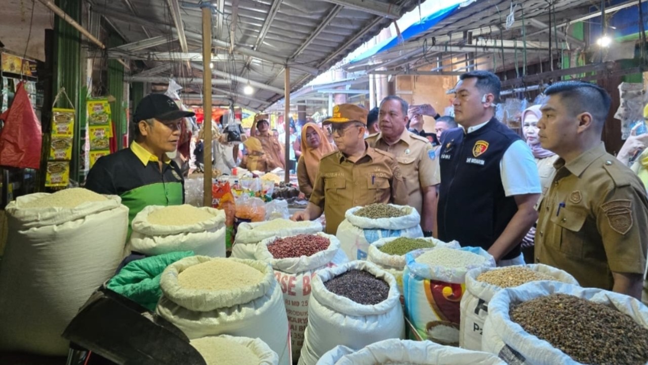 Pastikan Stok Aman dan Harga Stabil, TPID OKUT Sidak Pasar