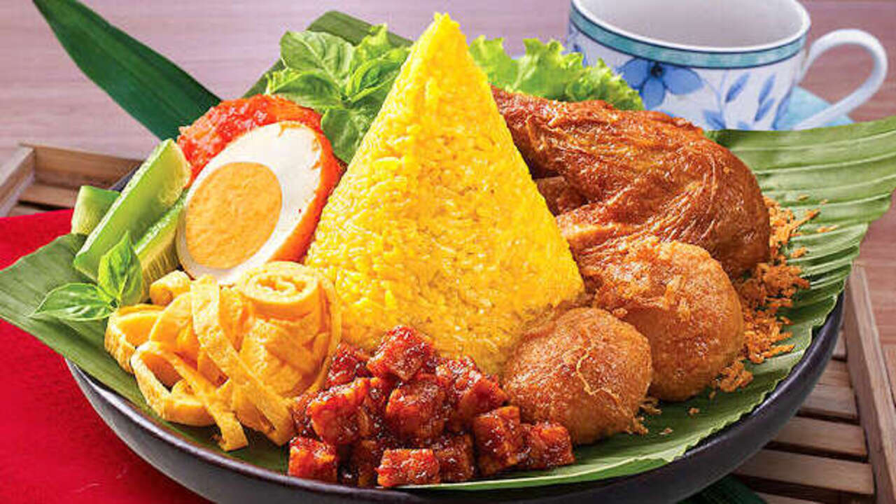 Nasi Kuning : Kuliner Tradisional yang Tetap Eksis dan Mempesona Lidah Nusantara