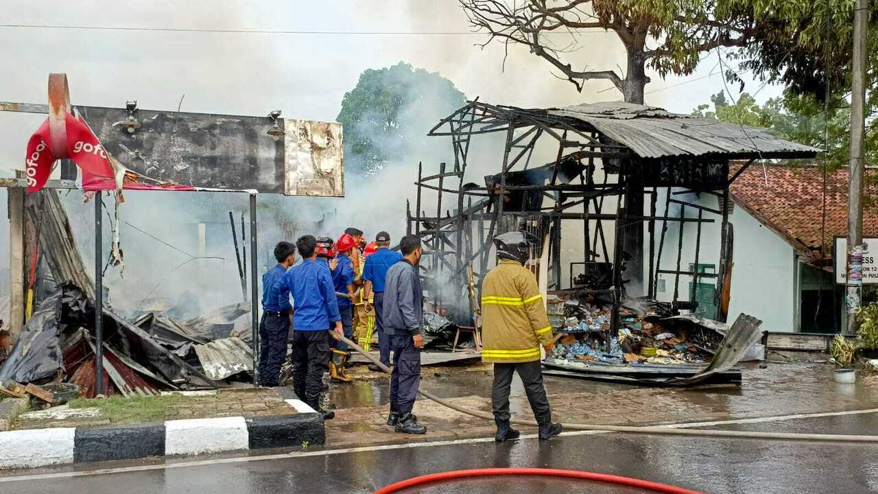 Si Jago Merah Mengamuk, 8 Kios Pedagang Di Asrama Zidam Palembang Terbakar